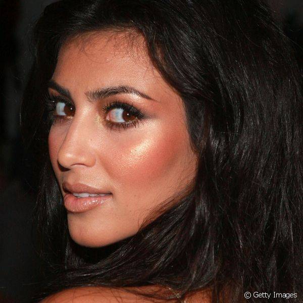 Kim Kardashian combinou o blush bem marcado com iluminador dourado no Mercedes-Benz Fashion Week de 2007 (Foto: Getty Images)